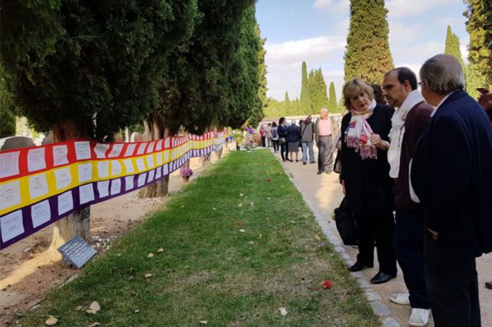 El PSOE pide permiso para colocar en el cementerio de Guadalajara una placa de homenaje a víctimas del franquismo.