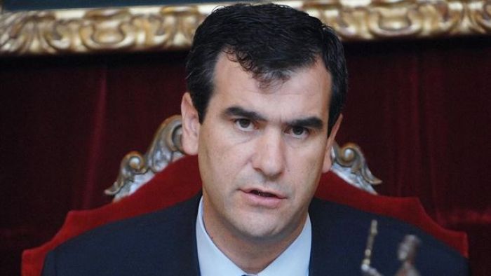 “Román concede ayudas de 200 euros para comprar uniformes a quienes tienen rentas de 80.000 euros"