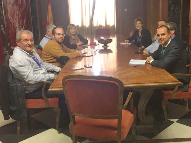Encuentro de alcaldes y concejales con parlamentarios nacionales socialistas para pedir al Gobierno de Rajoy que retome la autovía de La Alcarria
