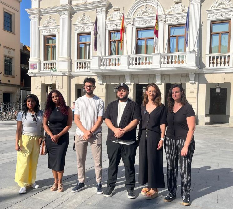 El PSOE condena la escalada de violencia racista y de odio contra la inmigración y exige a Guarinos que rompa con Vox, que la alienta