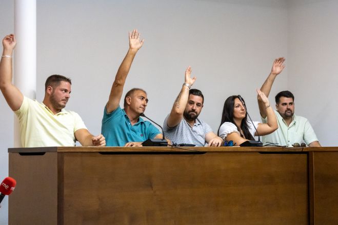 Prospera la moción de censura en el Ayuntamiento de Almoguera y el socialista Antonio Barona promete su cargo como alcalde de la localidad