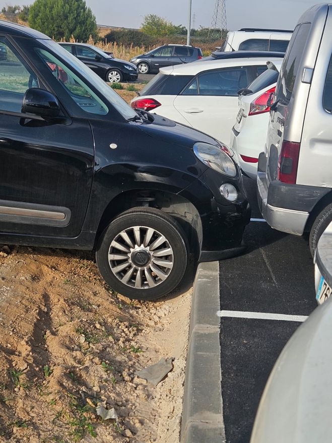 “Guadalajara, con Guarinos, es la ciudad de las chapuzas”: coches bloqueados en el nuevo aparcamiento del Polígono del Henares un día después de su inauguración