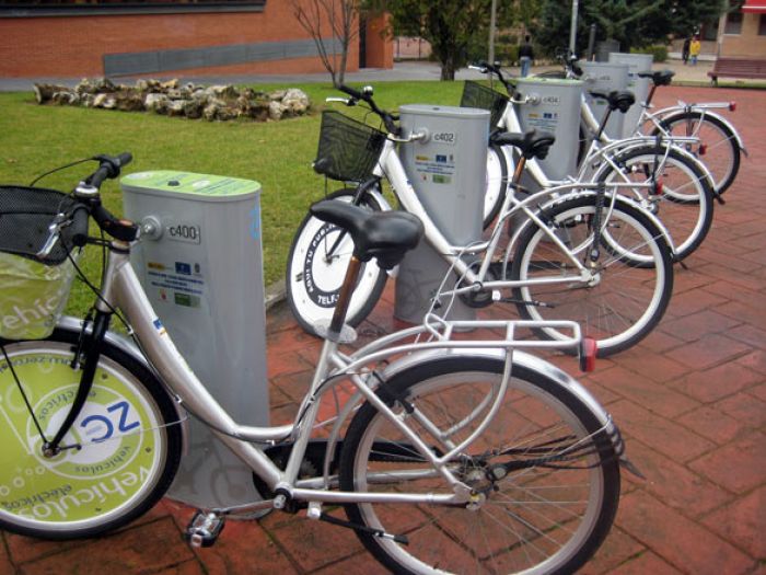 El PSOE consigue recuperar el uso de las bicicletas que Román tiene abandonadas en un almacén