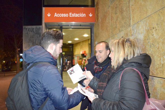 El PSOE recoge firmas para exigir al Gobierno de Rajoy mejoras en el servicio de Cercanías