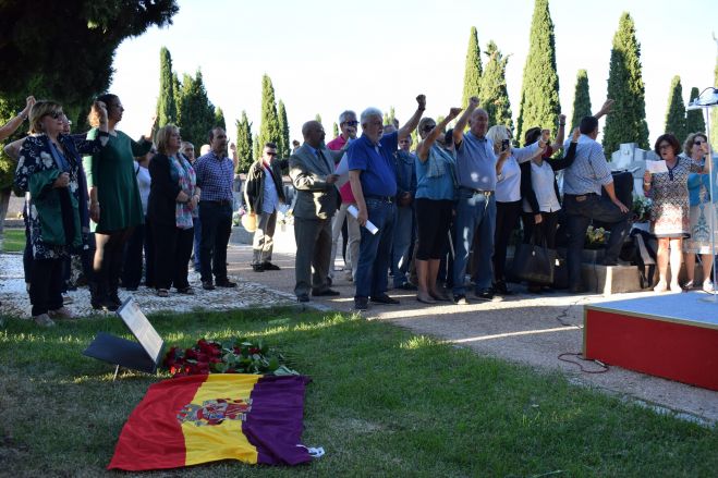 El PSOE  pone una placa de homenaje a los fusilados por el franquismo en el cementerio de Guadalajara