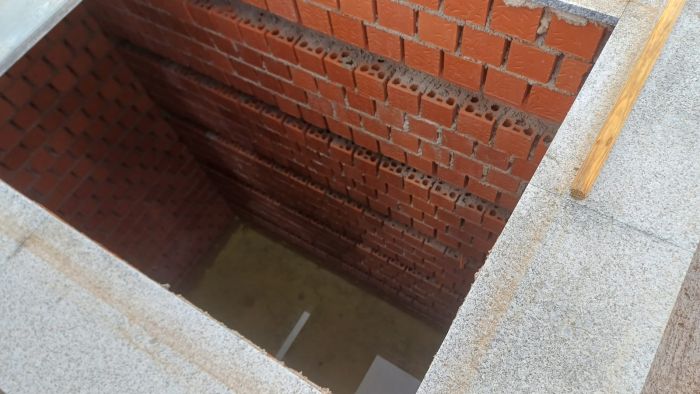 Guarinos tiene abandonado el cementerio, con sepulturas inundadas hasta un metro de agua y a los trabajadores en condiciones de precariedad